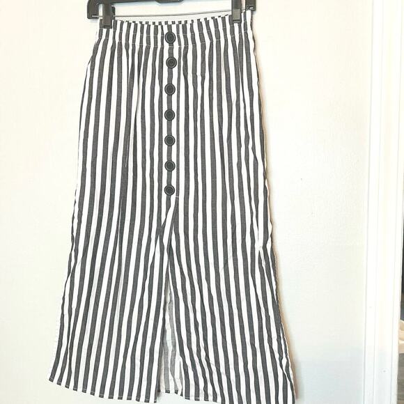 CUPCAKES AND CASHMERE Sandrine Black White Striped Side Slits Midi Skirt Size 2 - Picture 3 of 9